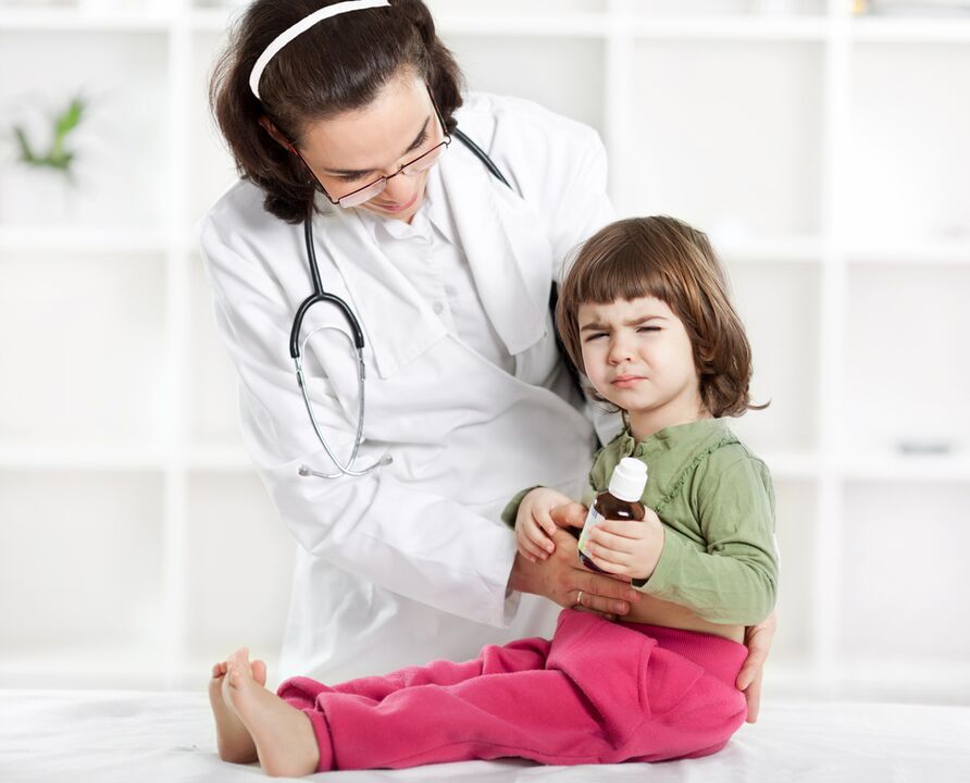 zdravnik pregleda otroka glede simptomov črvov
